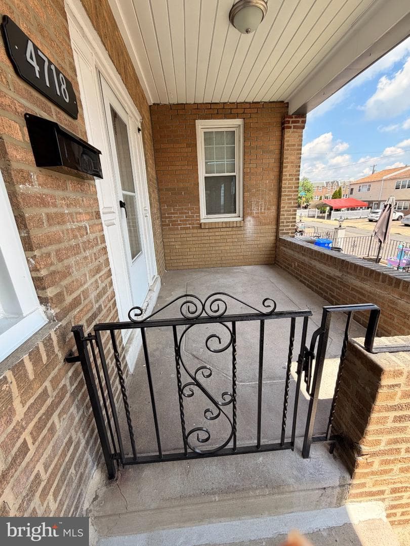 4718 Sheffield Avenue photo 3