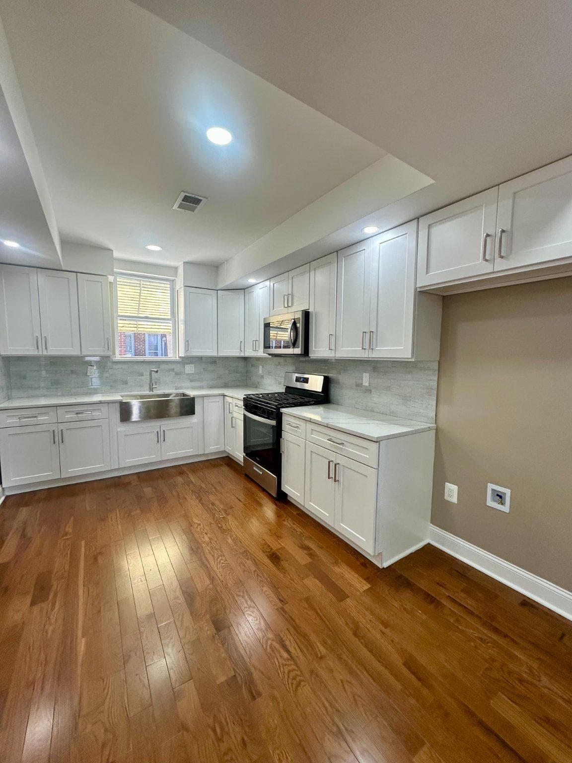 938 Marcella Street photo 24
