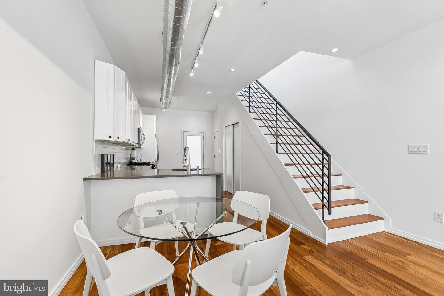 407 Fairmount photo 9