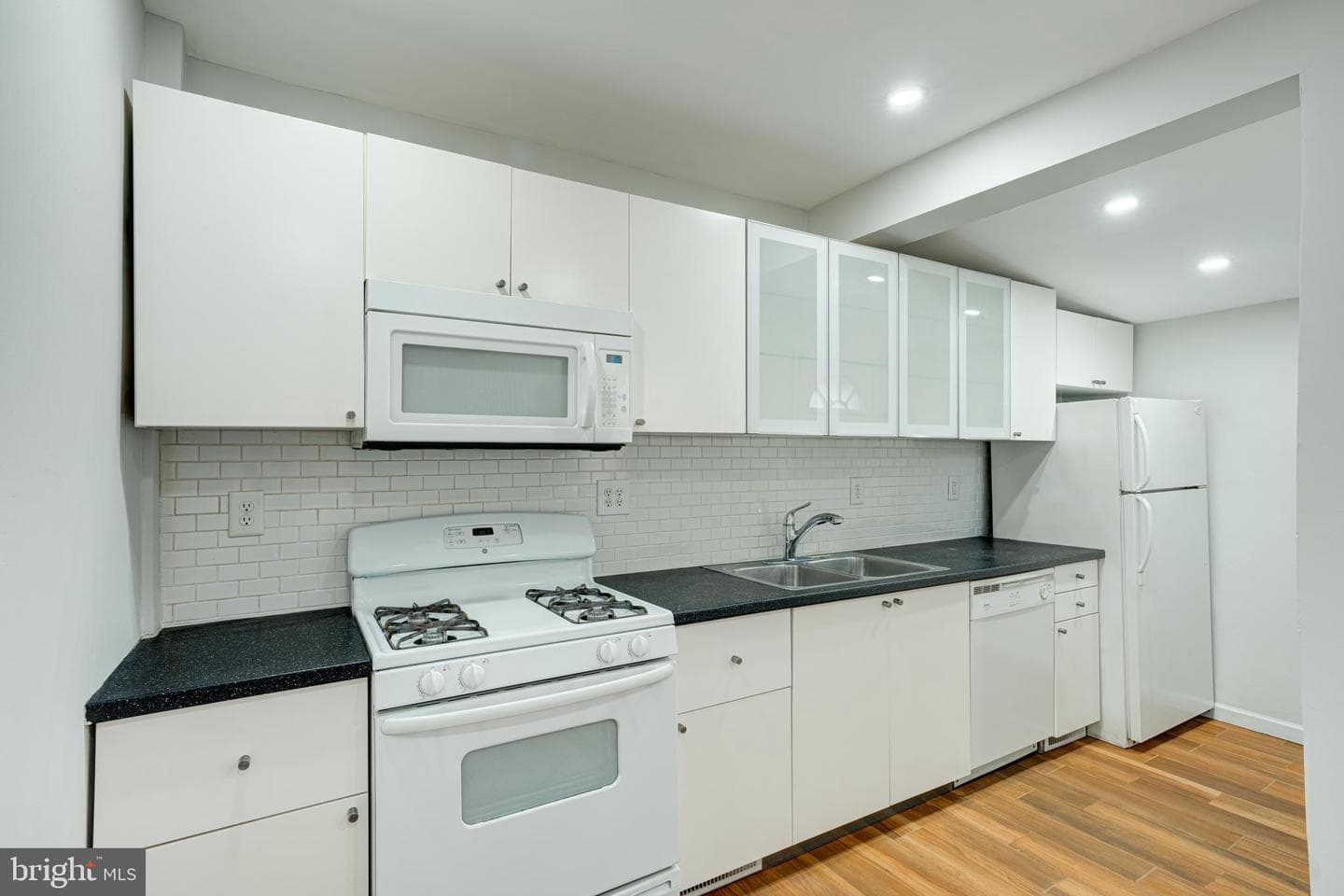 2606 E Madison Street photo 16