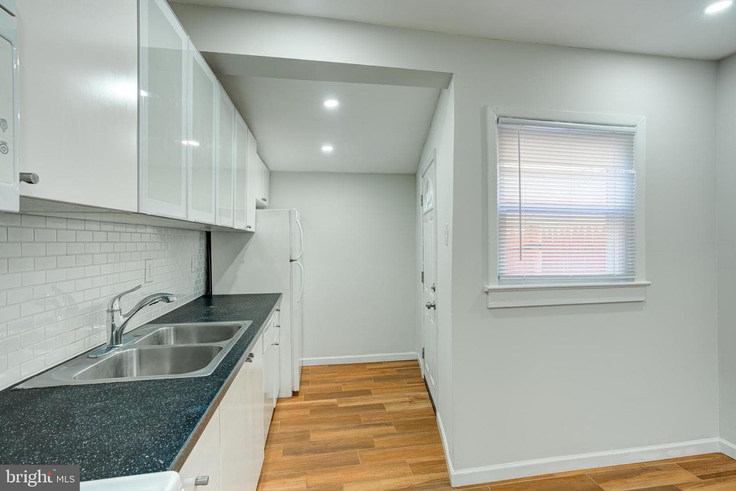 2606 E Madison Street photo 17