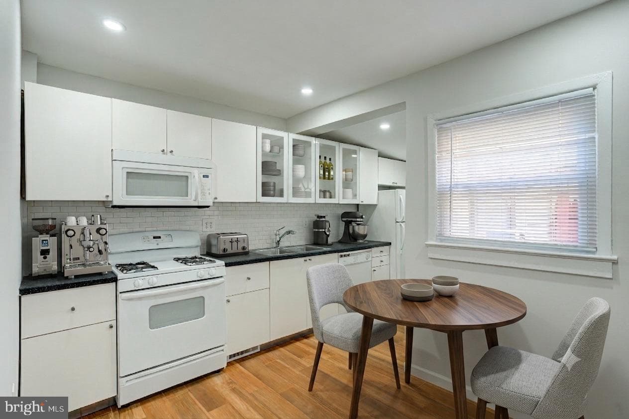 2606 E Madison Street photo 4