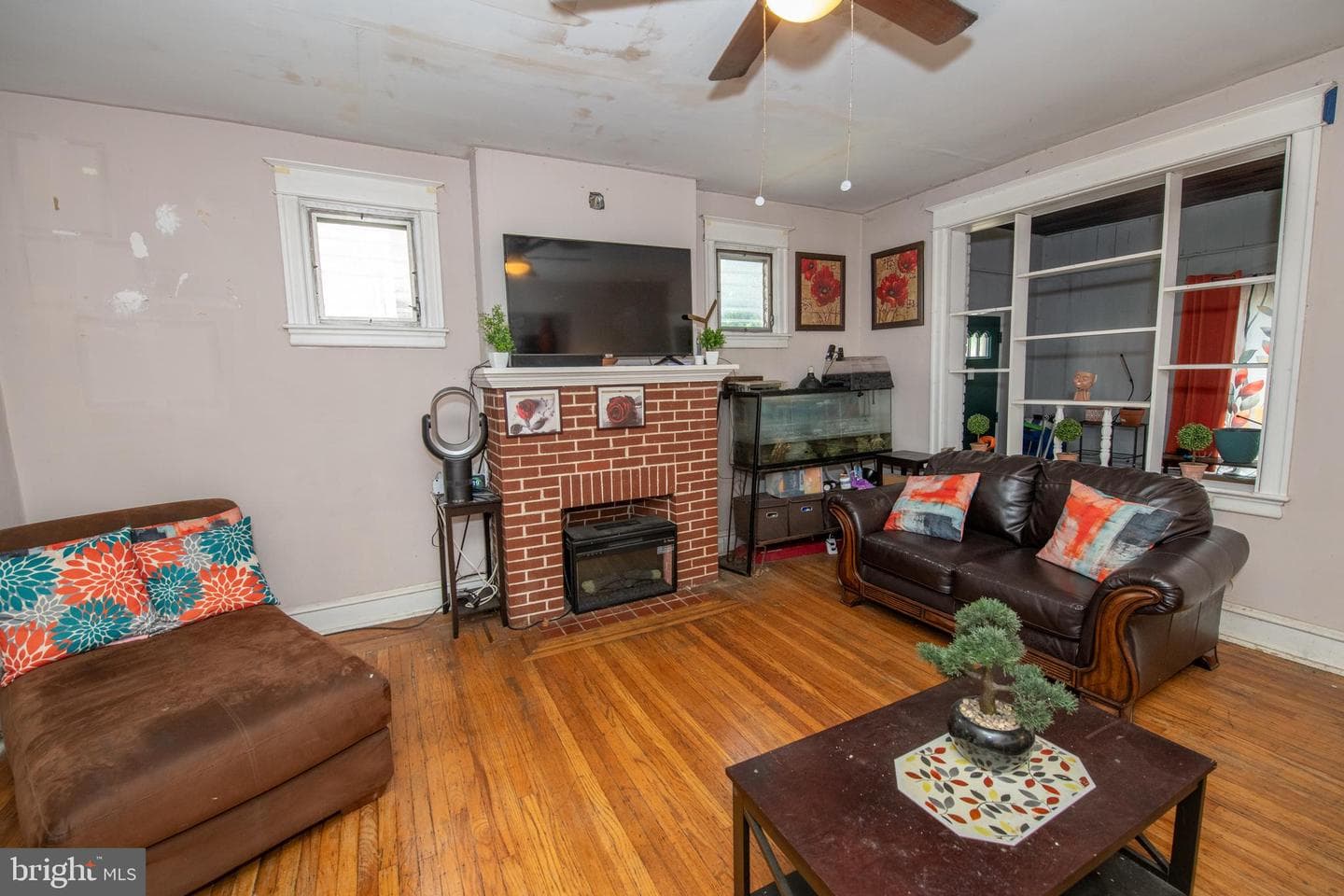 954 Wakeling Street photo 8