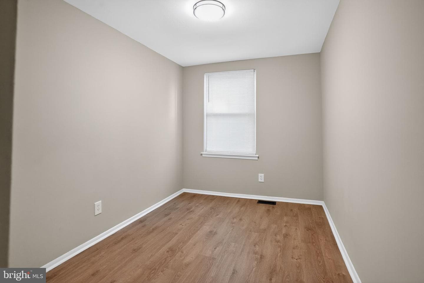 657 N May Place photo 20