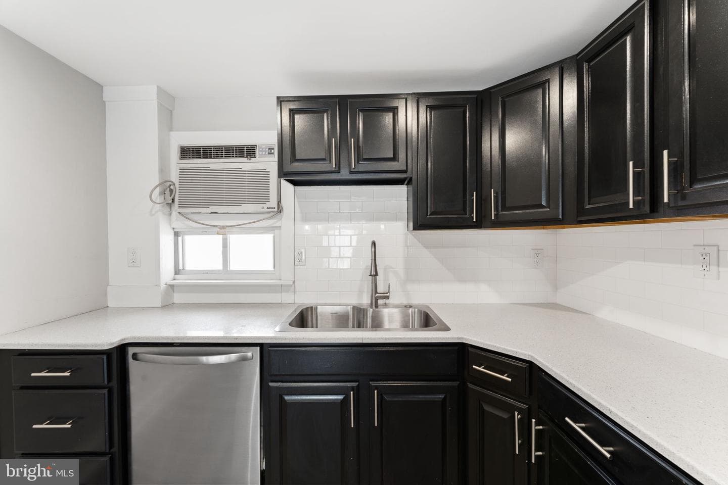 2833 S Sydenham Street photo 12