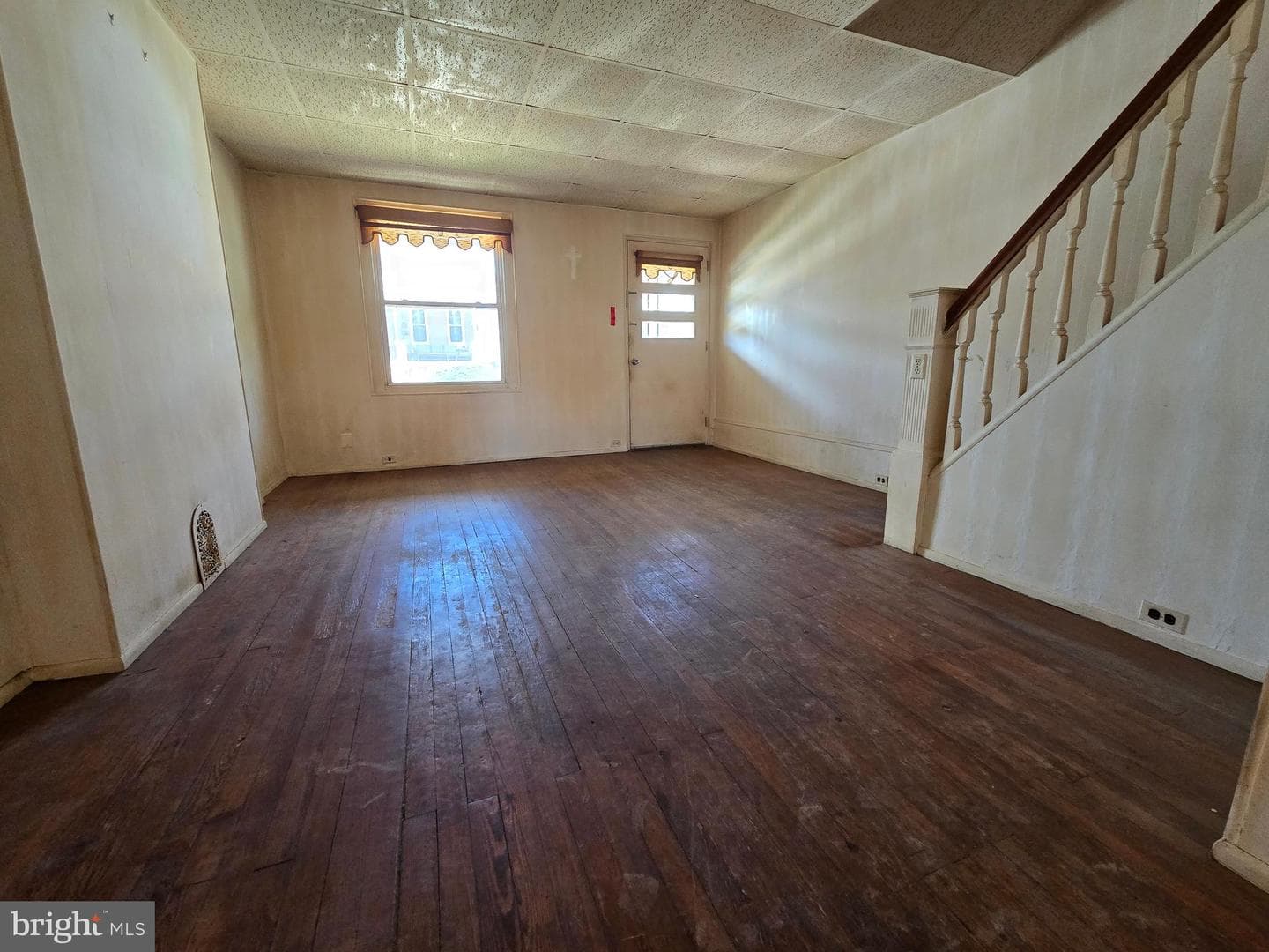 562 Martin Street photo 5