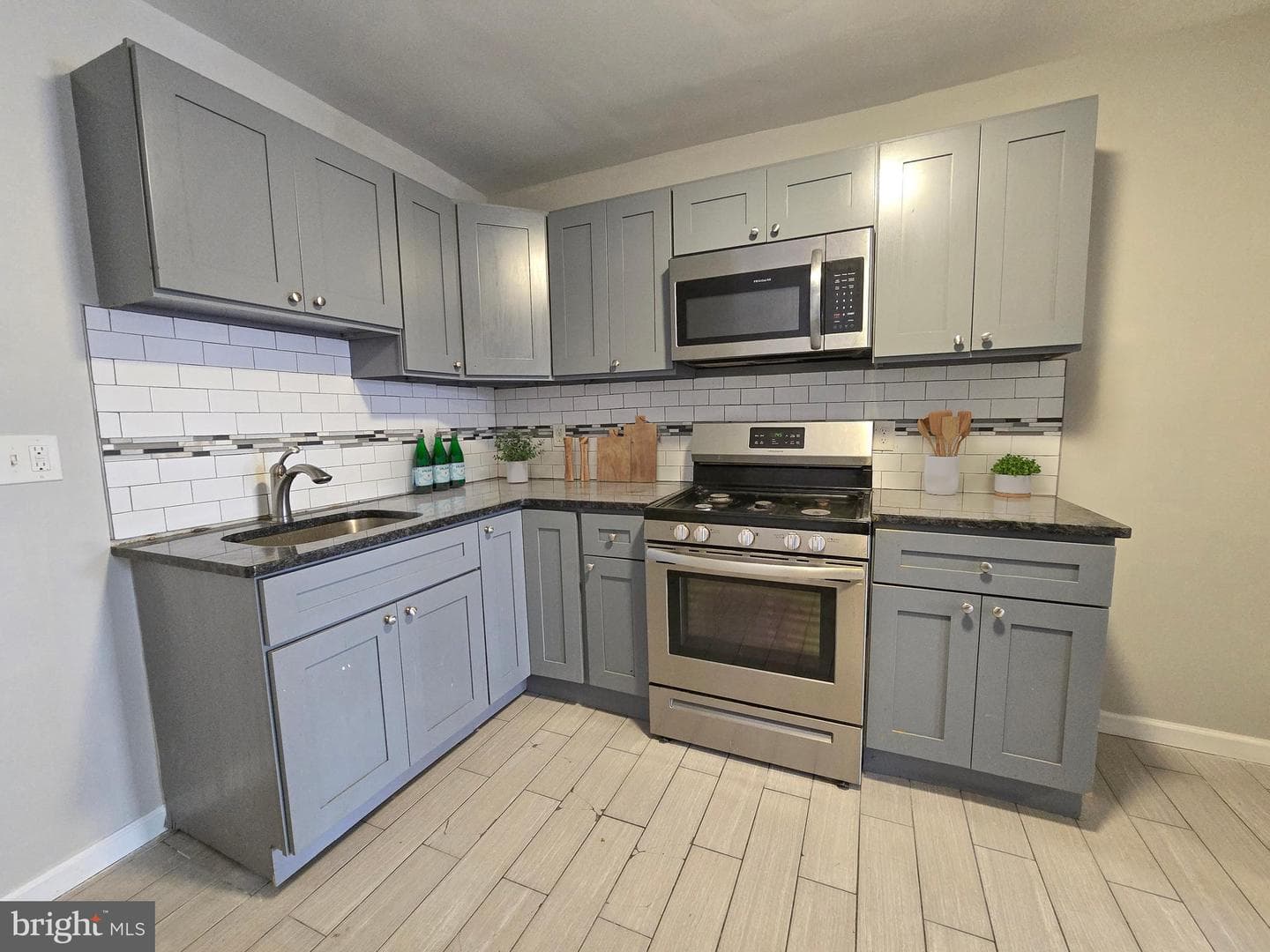 2260 E Cambria Street photo 3