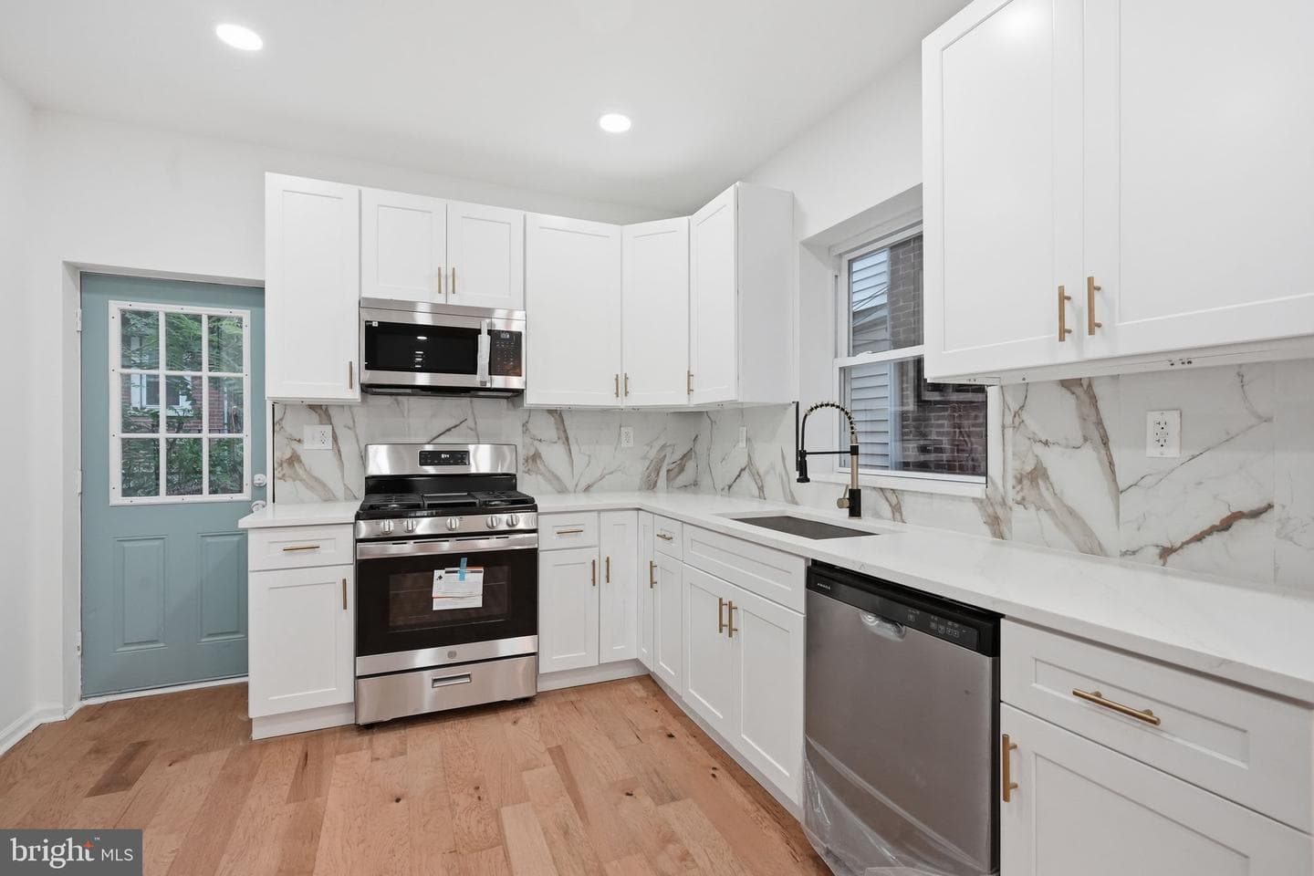 5753 Catharine Street photo 10