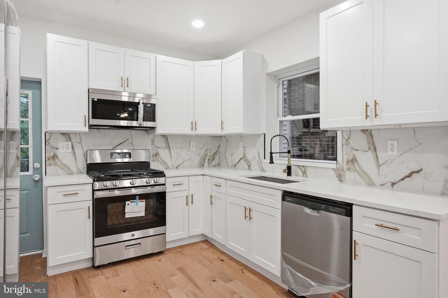 5753 Catharine Street photo 11