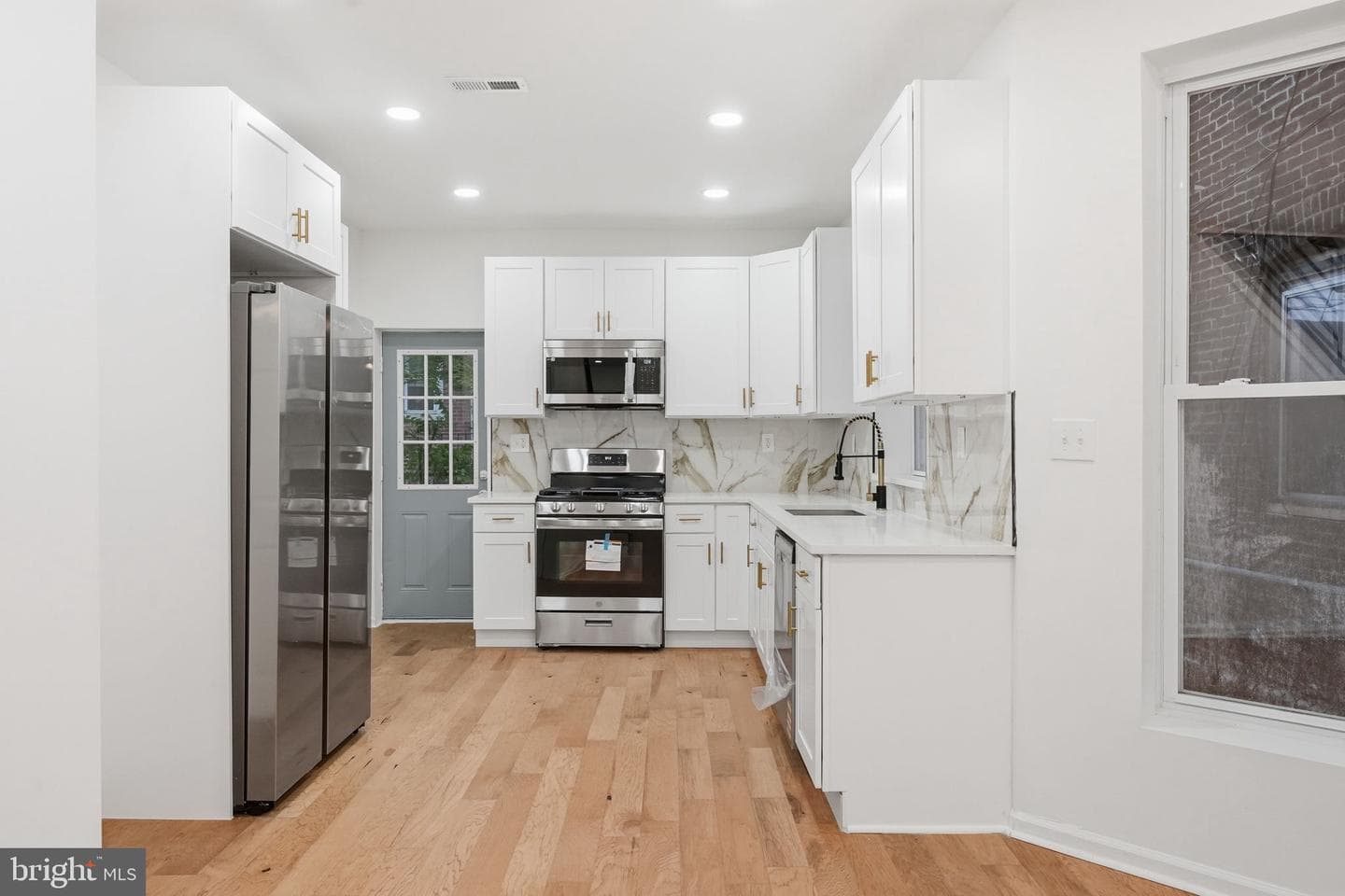 5753 Catharine Street photo 7