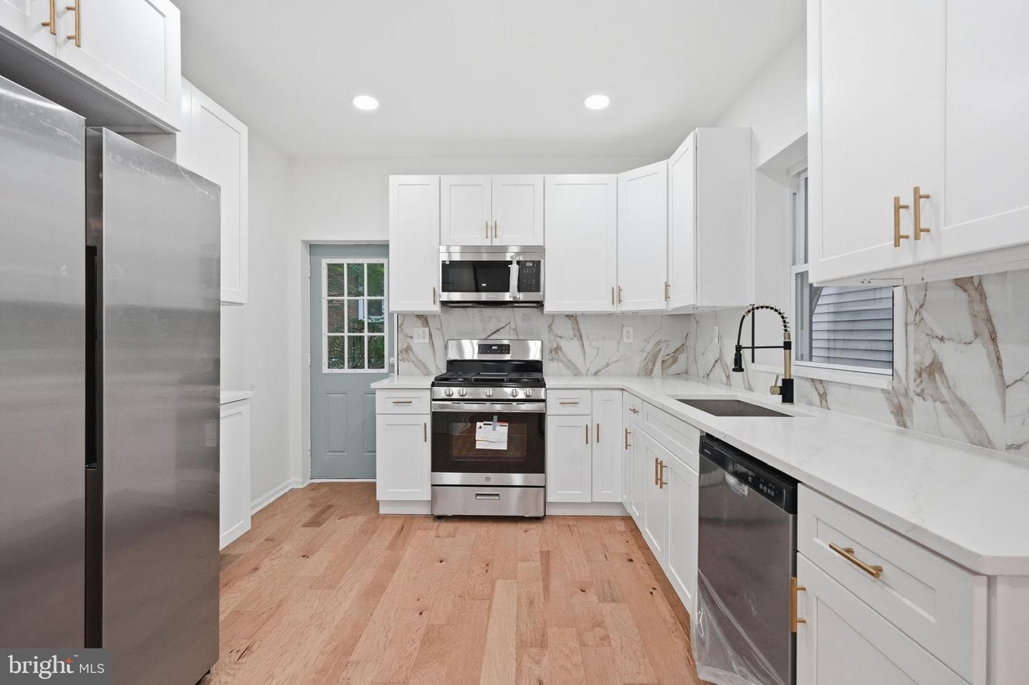 5753 Catharine Street photo 9
