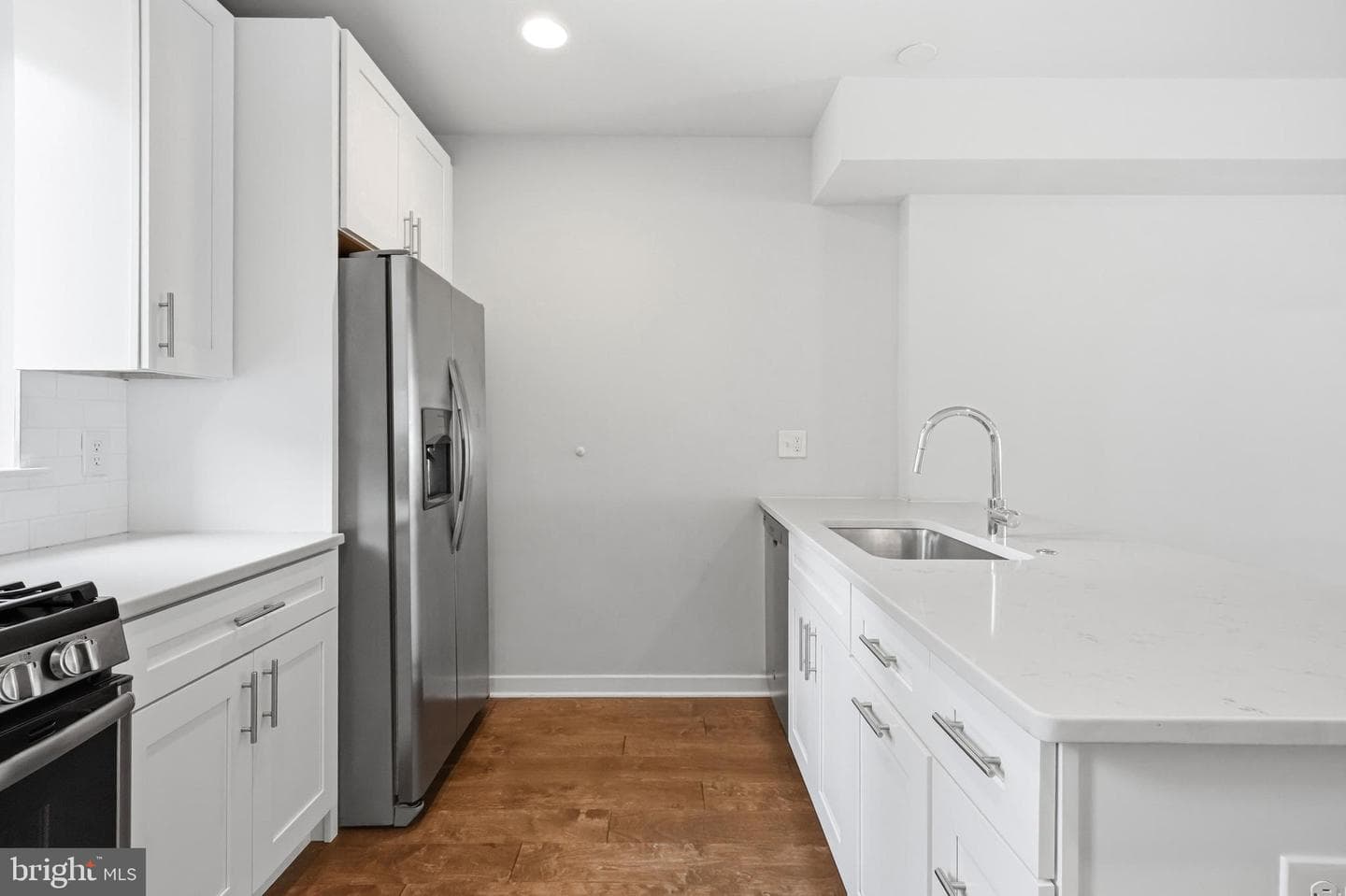 444 Kingsley Street photo 10