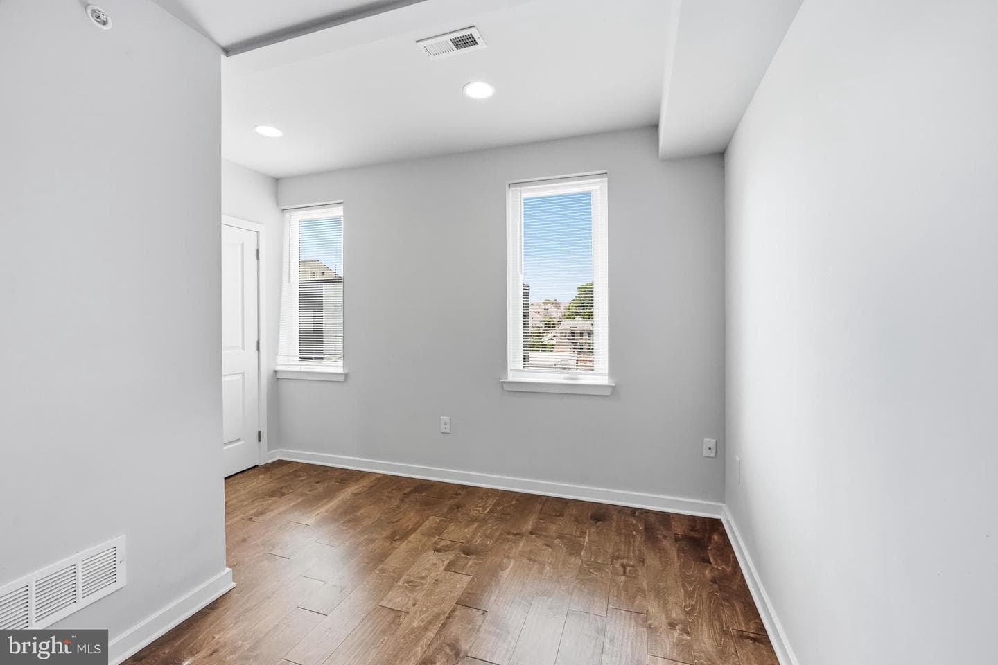 444 Kingsley Street photo 19