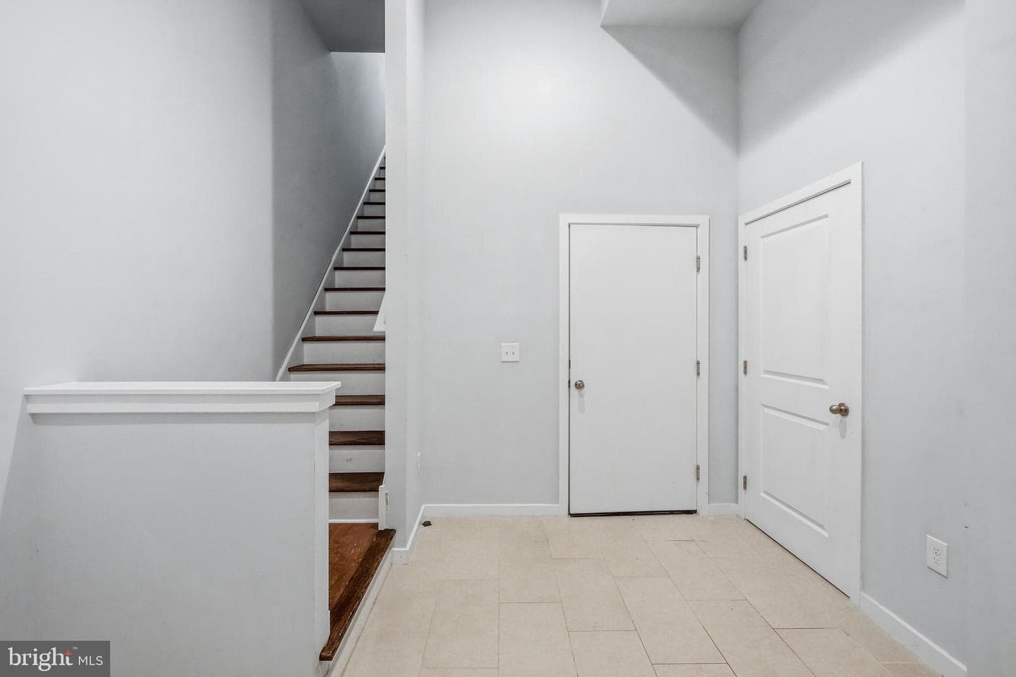 444 Kingsley Street photo 28