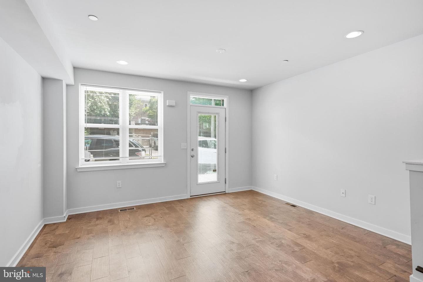 444 Kingsley Street photo 3