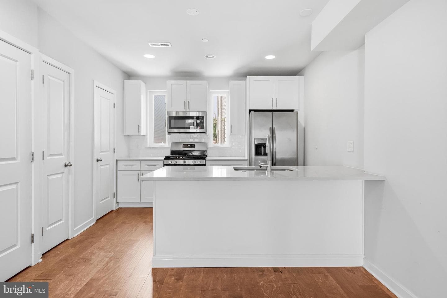 444 Kingsley Street photo 8