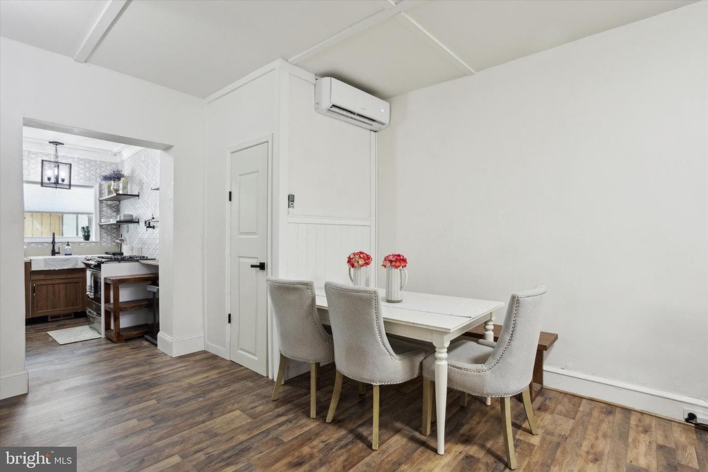 2046 Sigel St photo 5