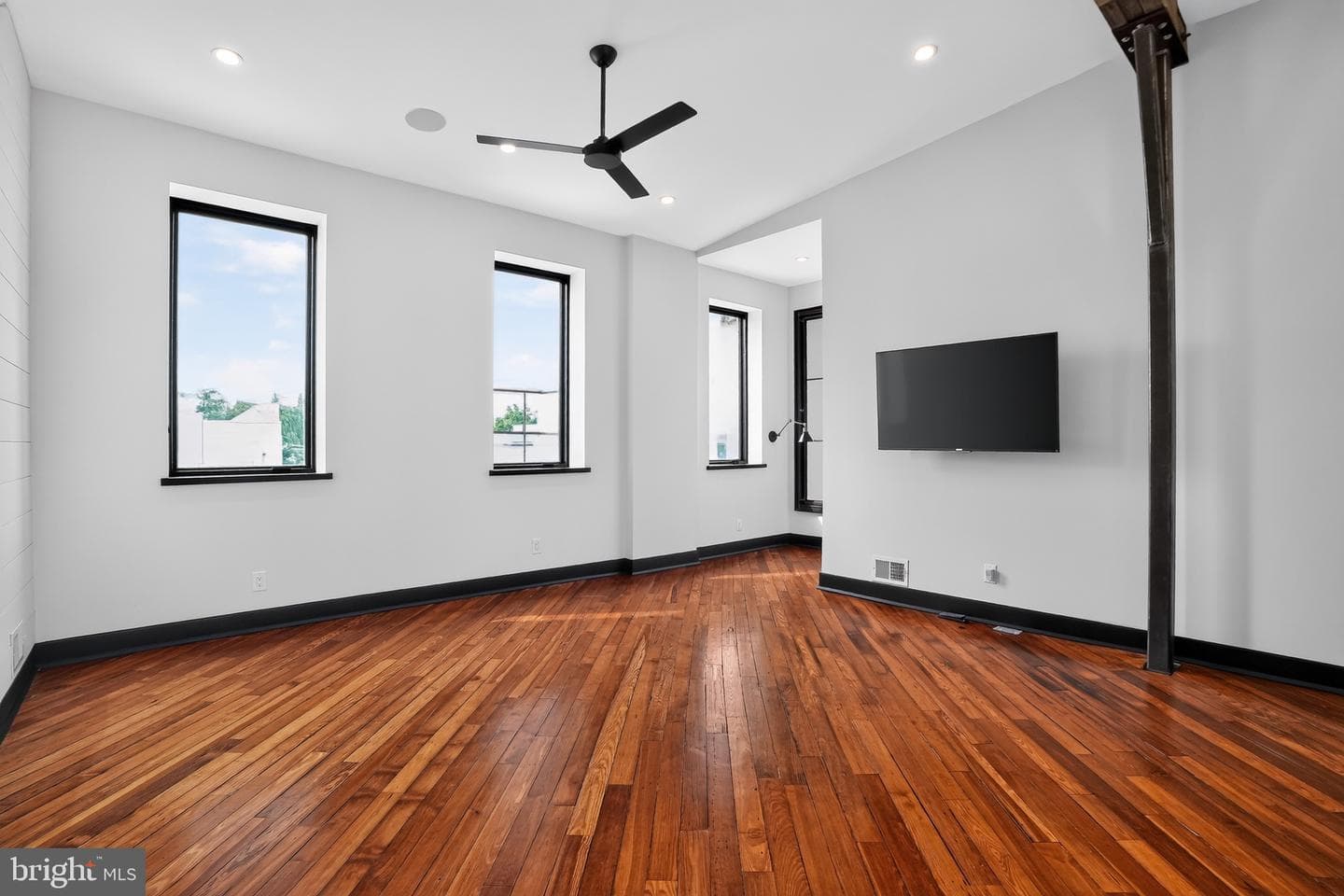 2619-21 Emerald Street photo 32