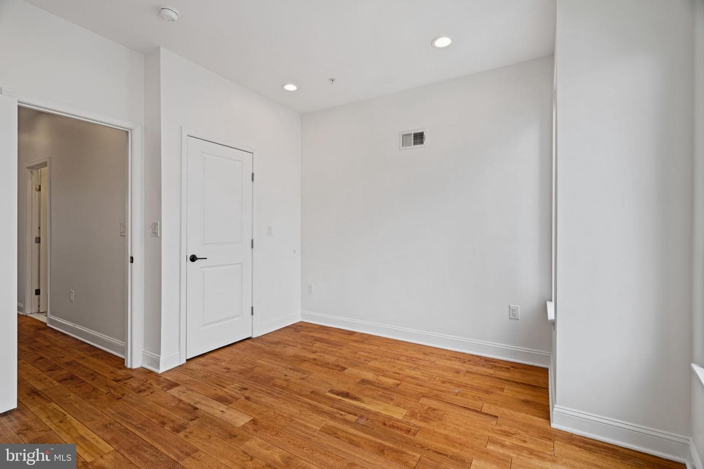 1450 N Dover Street photo 29