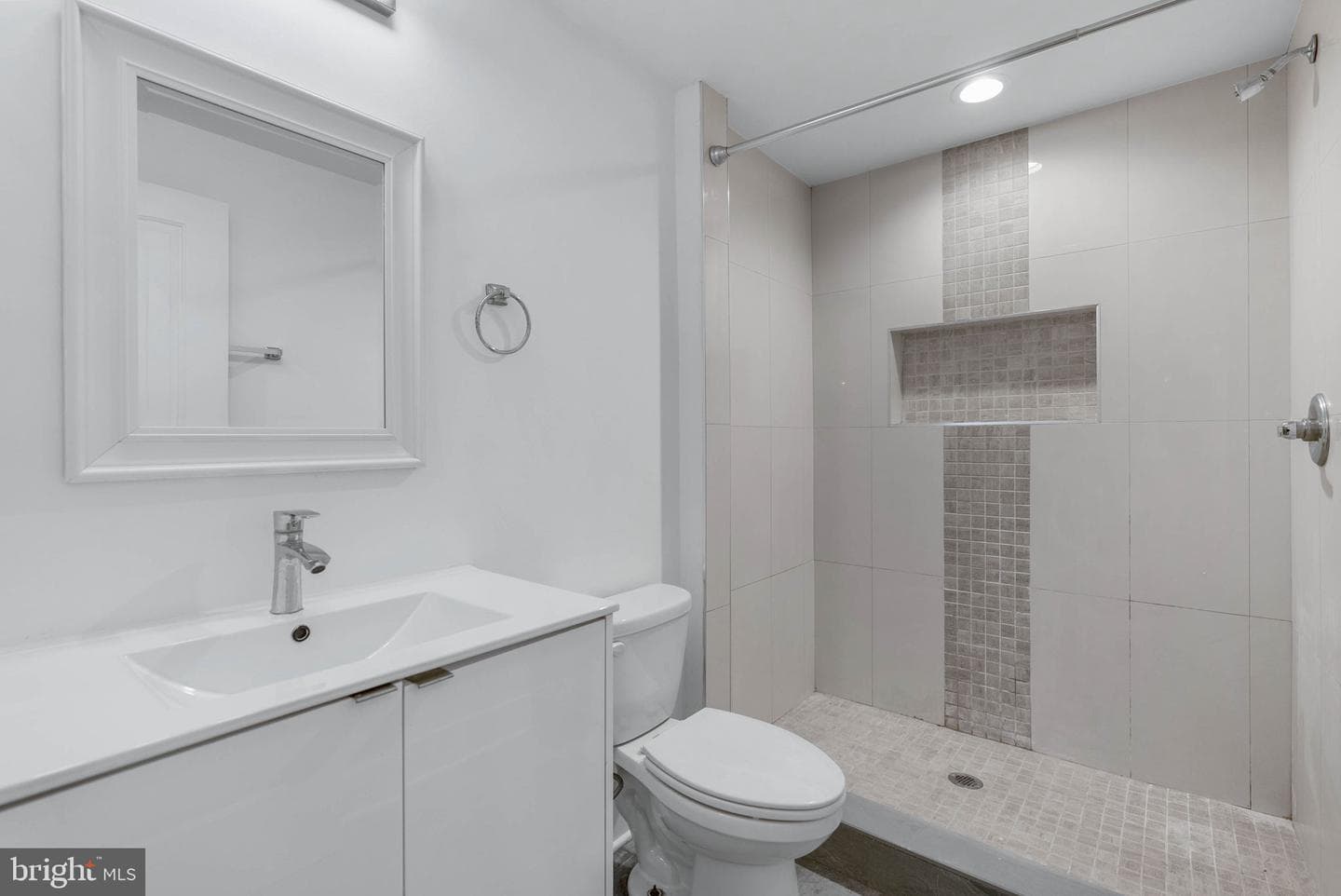 2242 N Howard Street photo 11