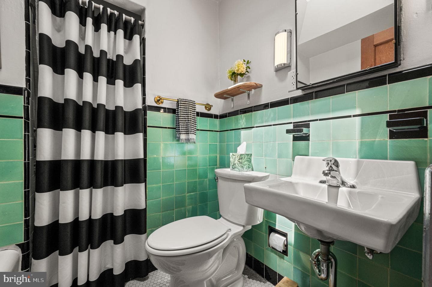 3465 W Queen Lane photo 17