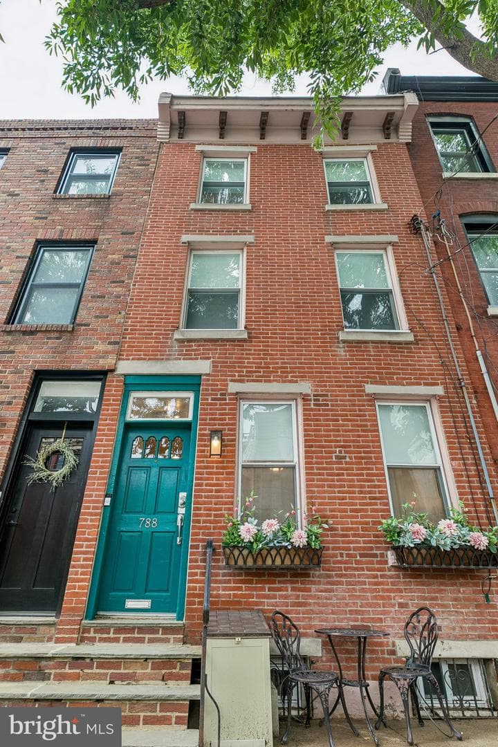 788 N Croskey Street photo 9