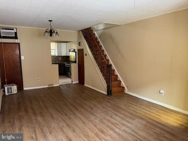 2425 S Rosewood Street photo 3