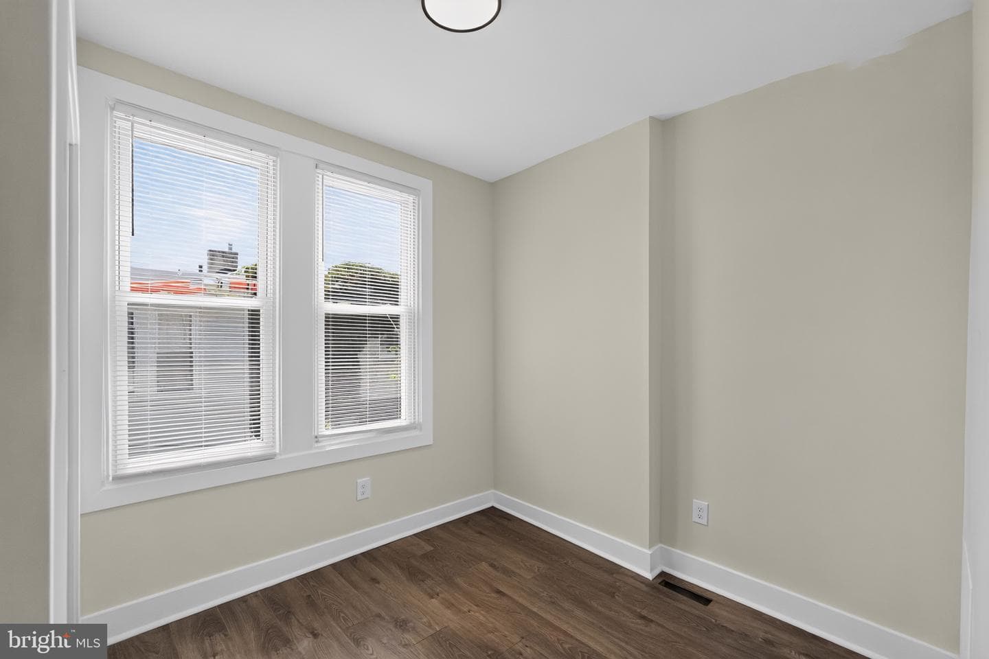 222 E Dorset Street photo 22