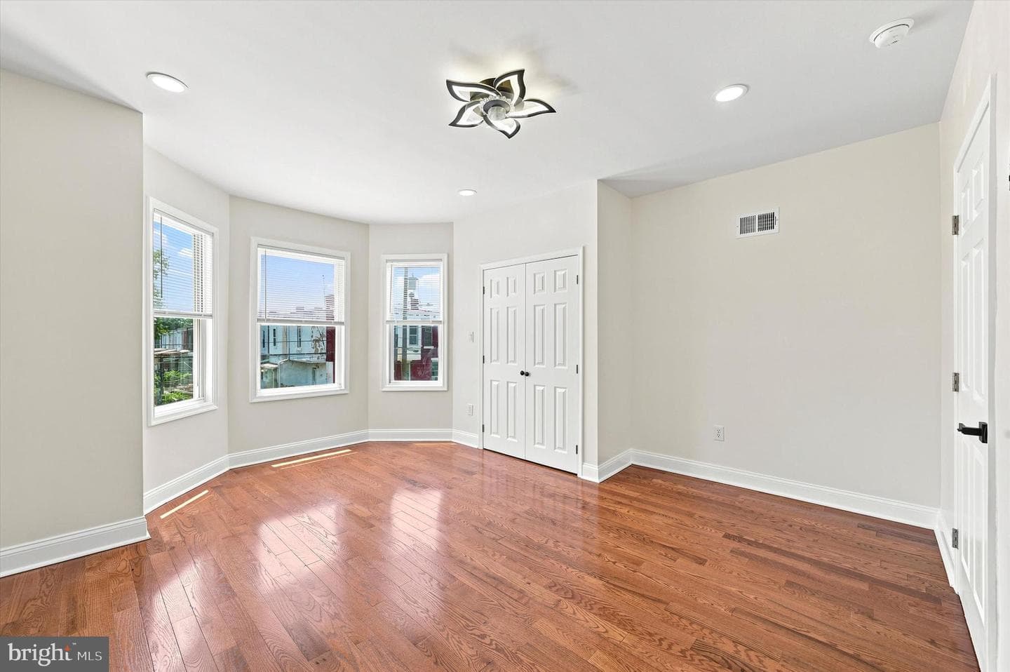 6047 Race Street photo 31