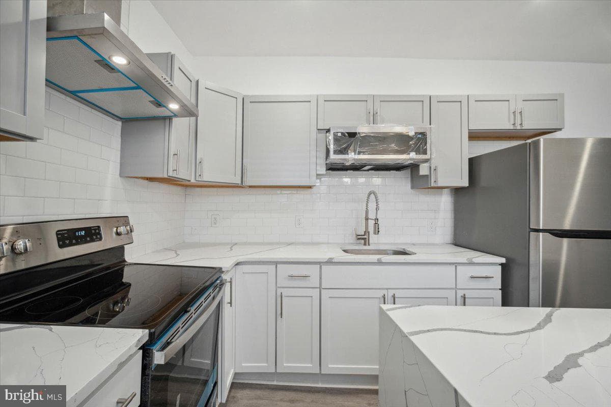 427 W Shunk Street photo 17