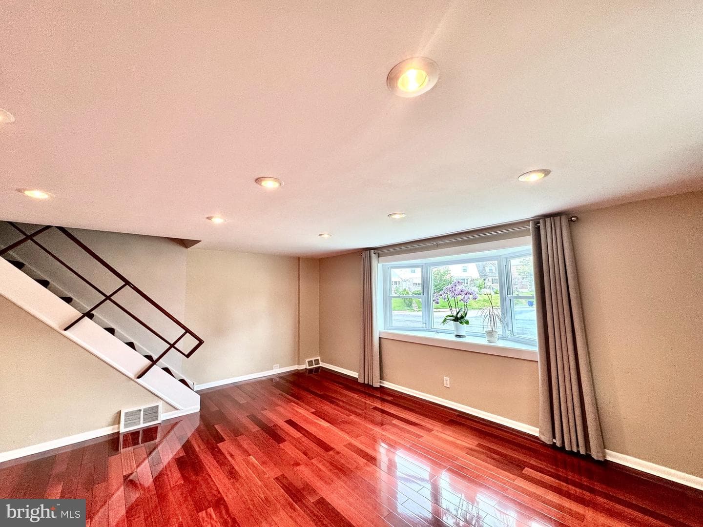 9219 Outlook Avenue photo 4