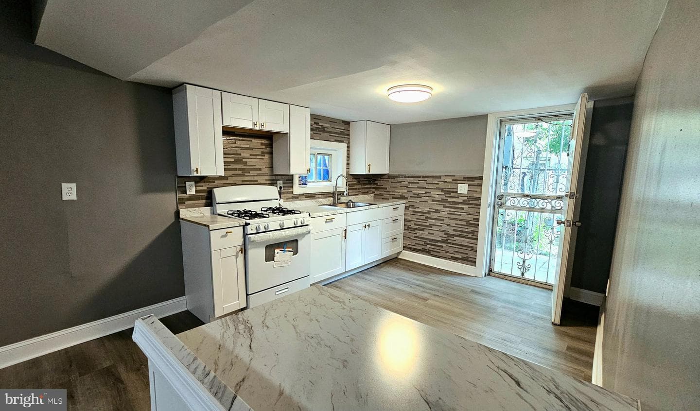 2411 N Lawrence Street photo 11