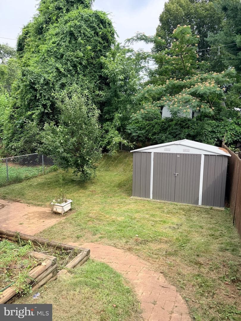 9021 Eastview Road photo 6