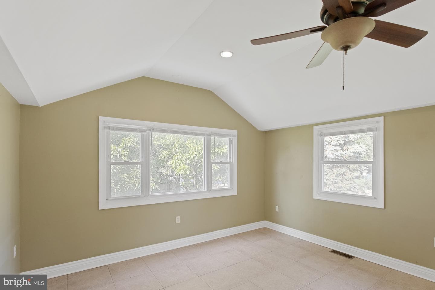 542 Burgess Street photo 10