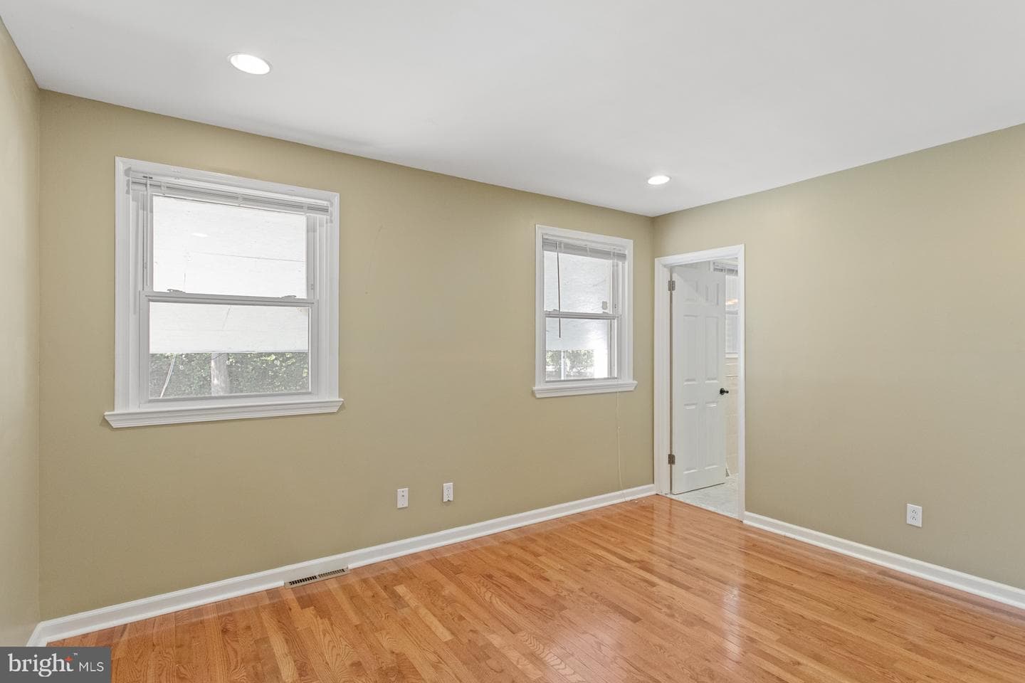 542 Burgess Street photo 15