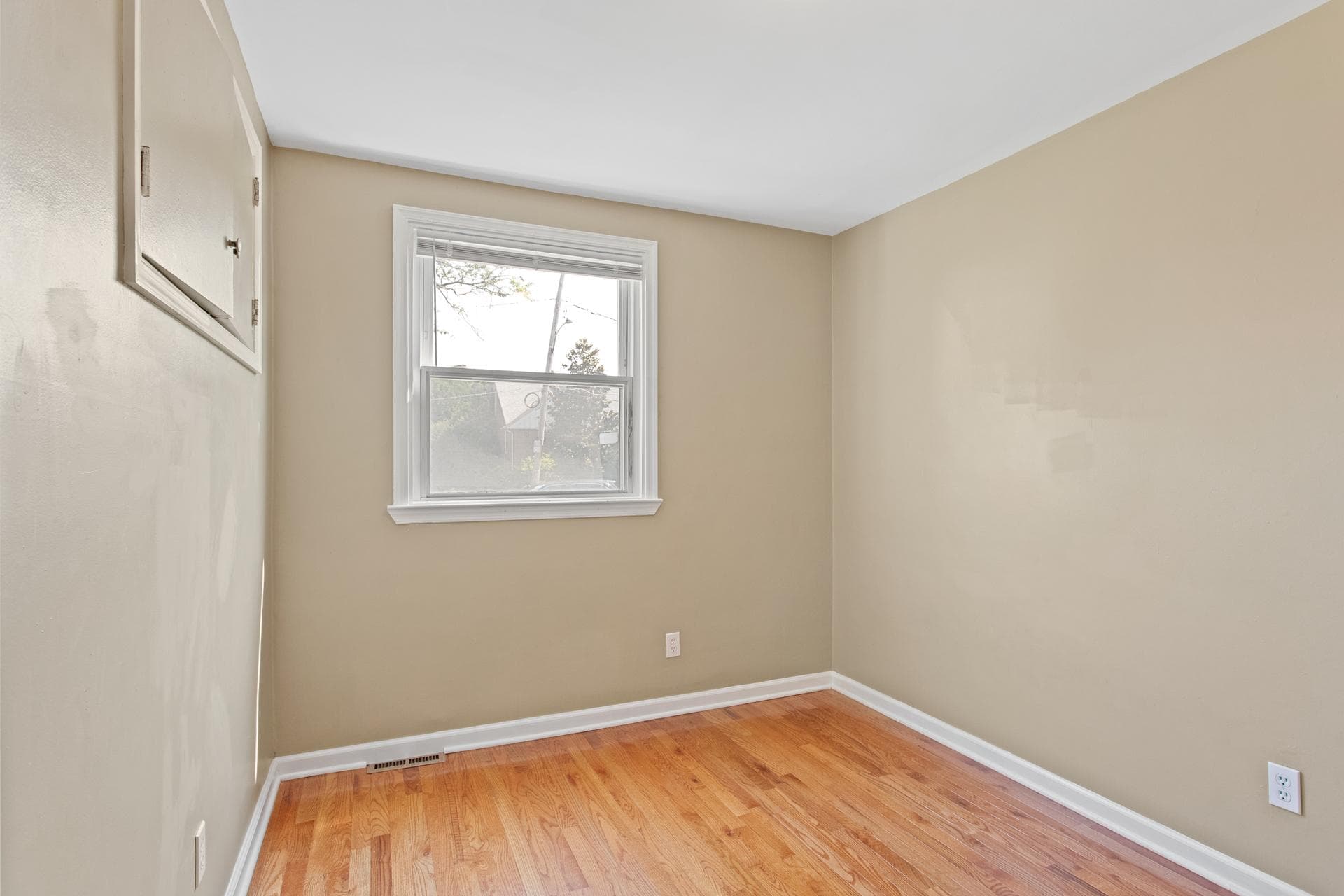 542 Burgess Street photo 19