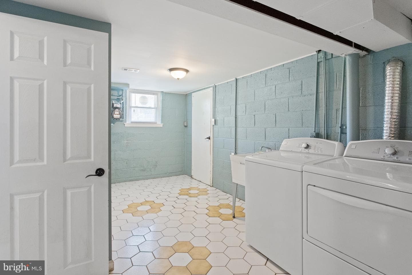 542 Burgess Street photo 31