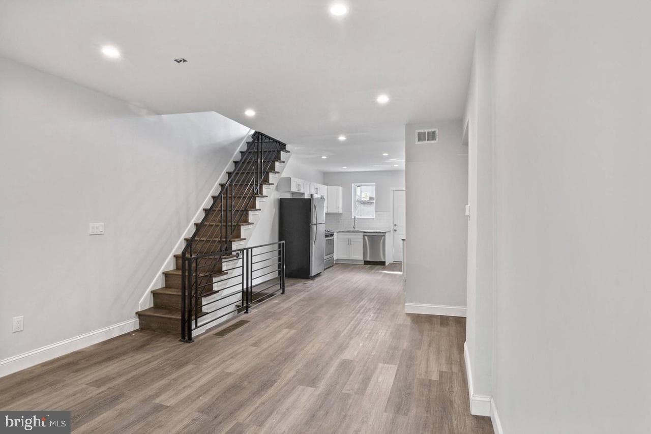 1548 S Etting Street photo 3