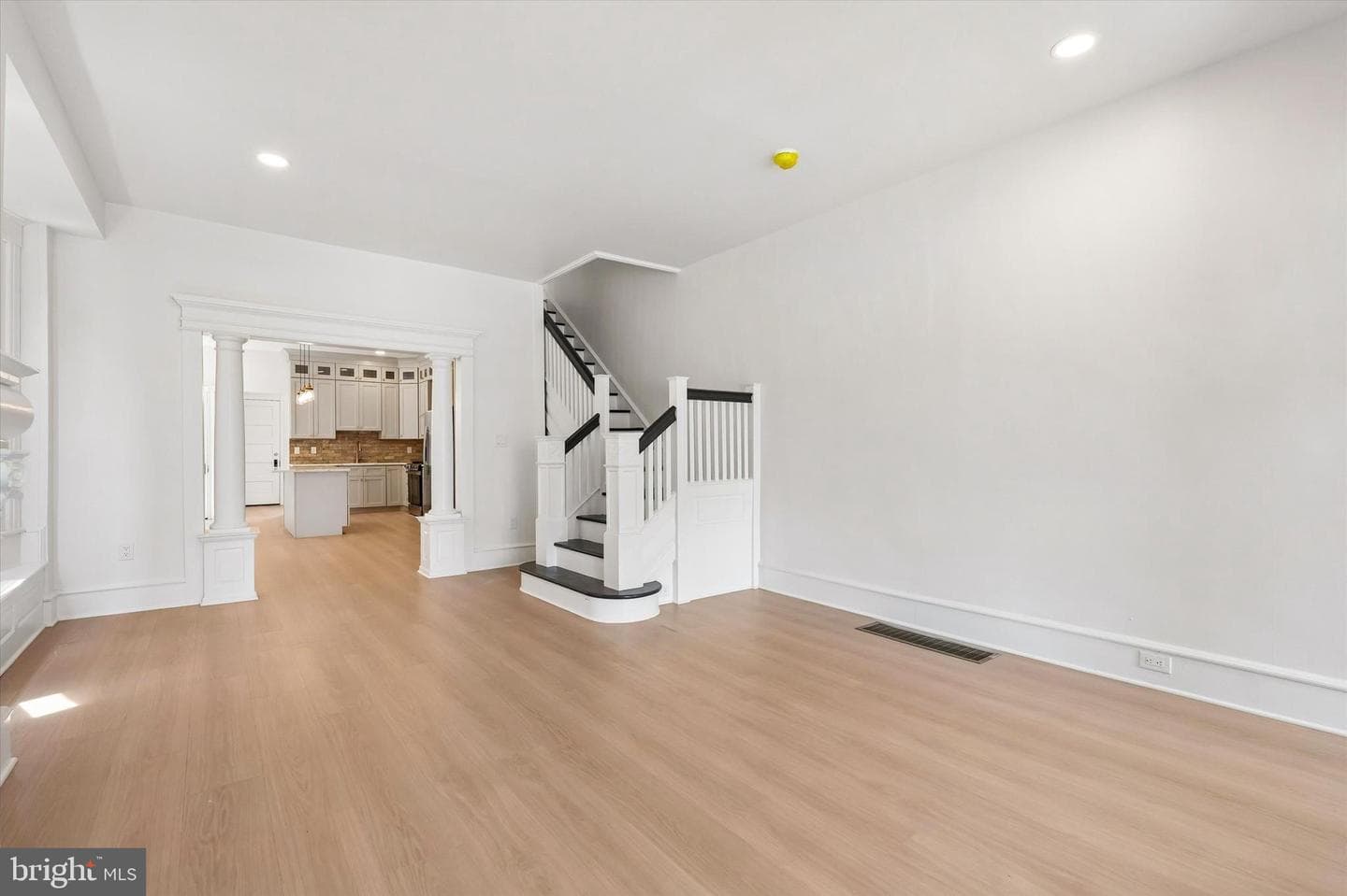 451 E Walnut Lane photo 7