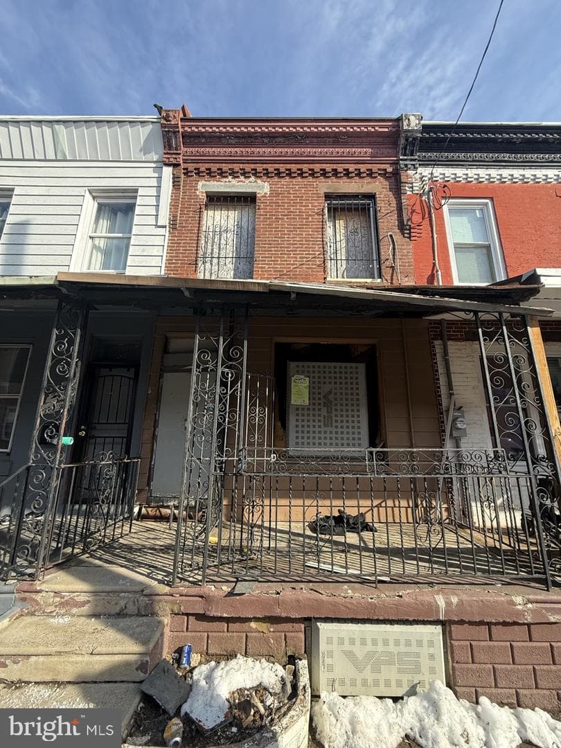 2443 W Oakdale Street photo 1