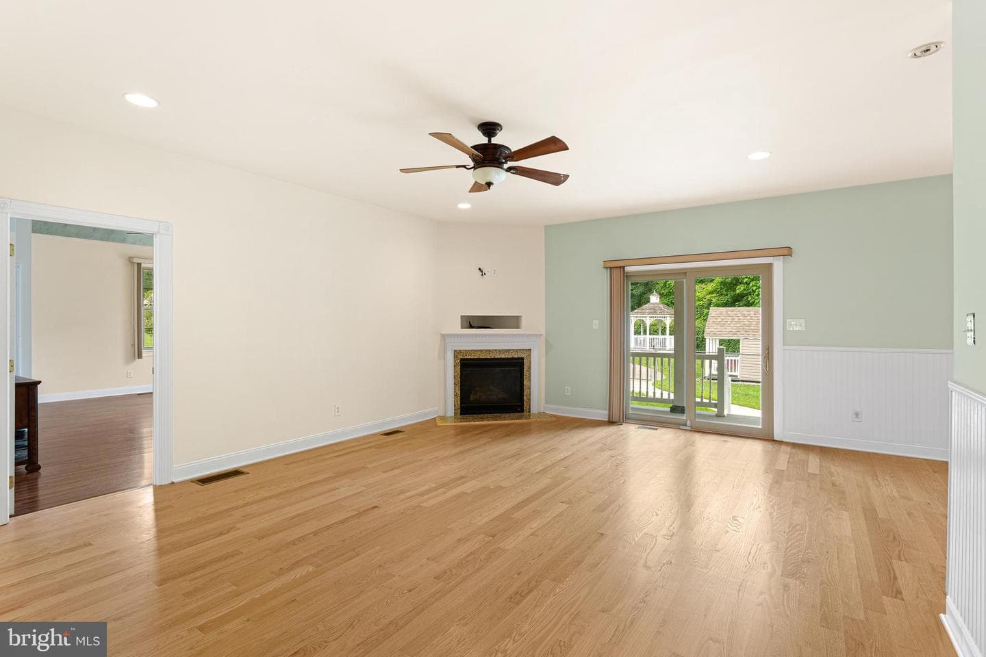 929 Alburger Avenue photo 21