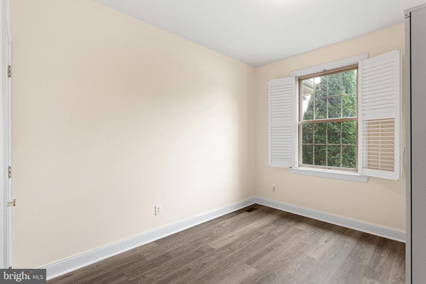 929 Alburger Avenue photo 34