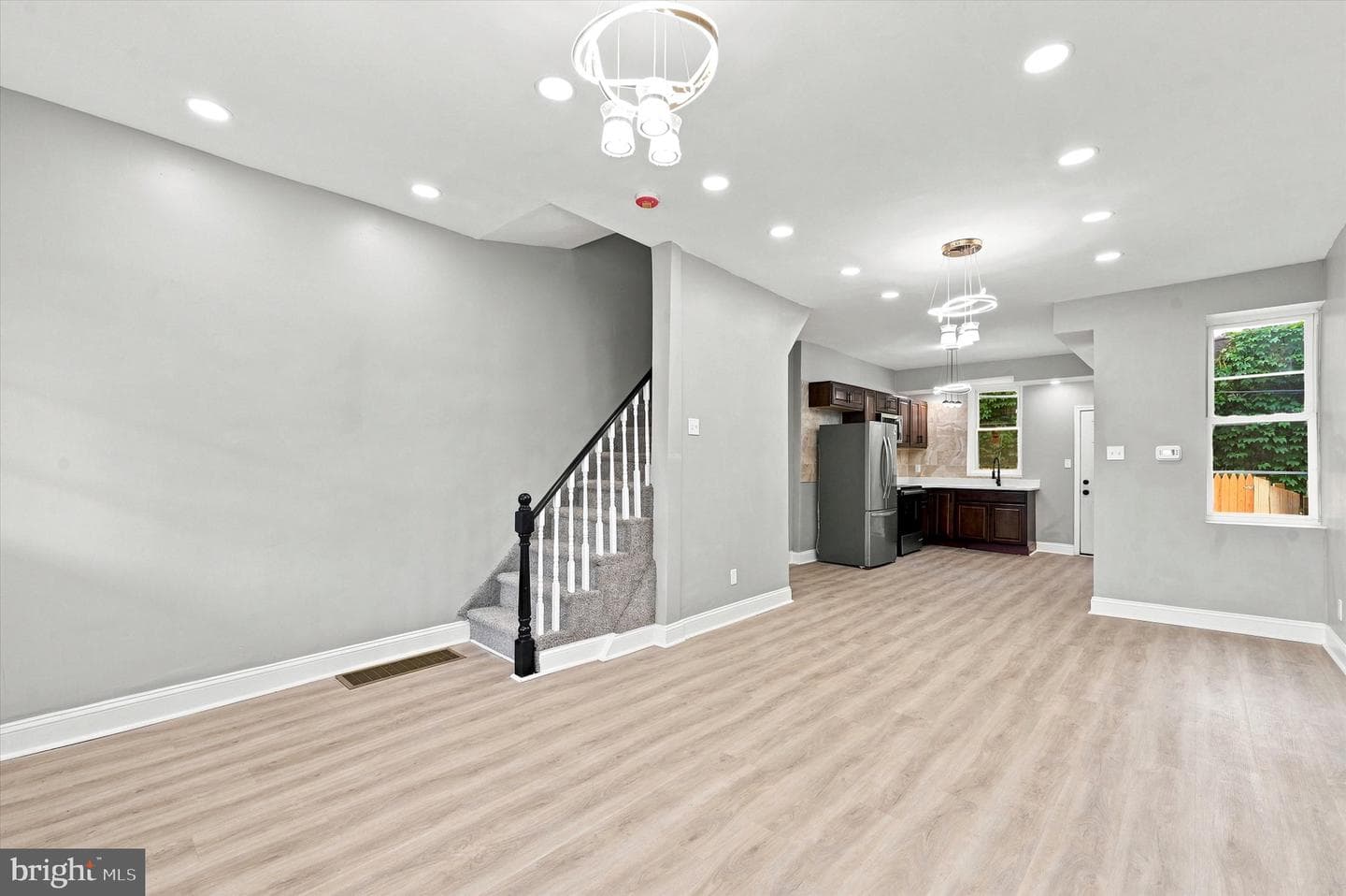5539 Regent Street photo 5