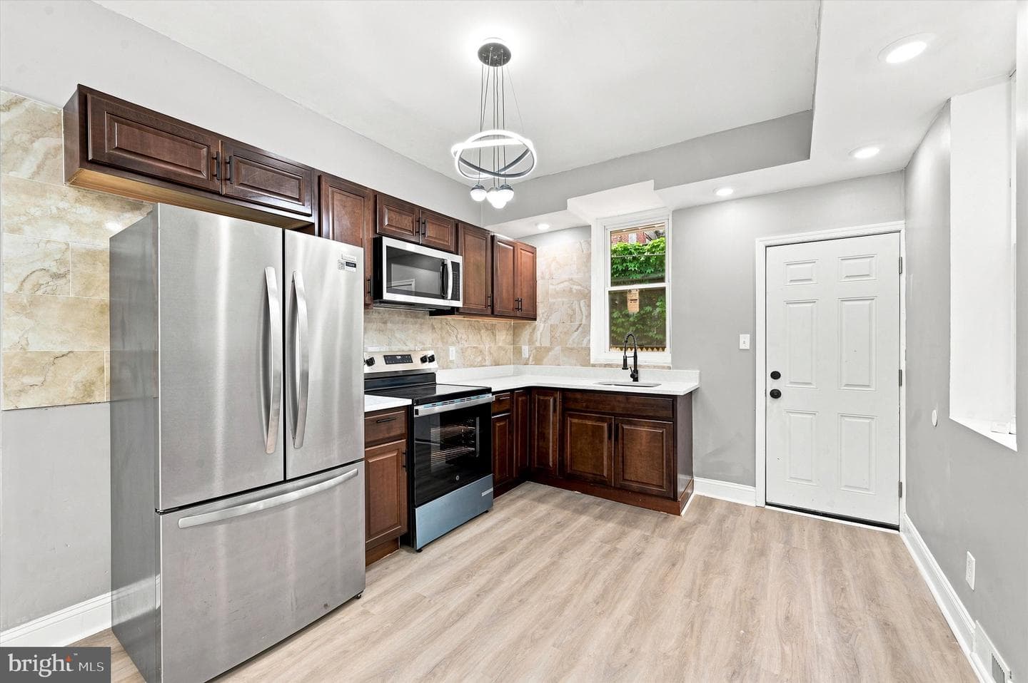 5539 Regent Street photo 9