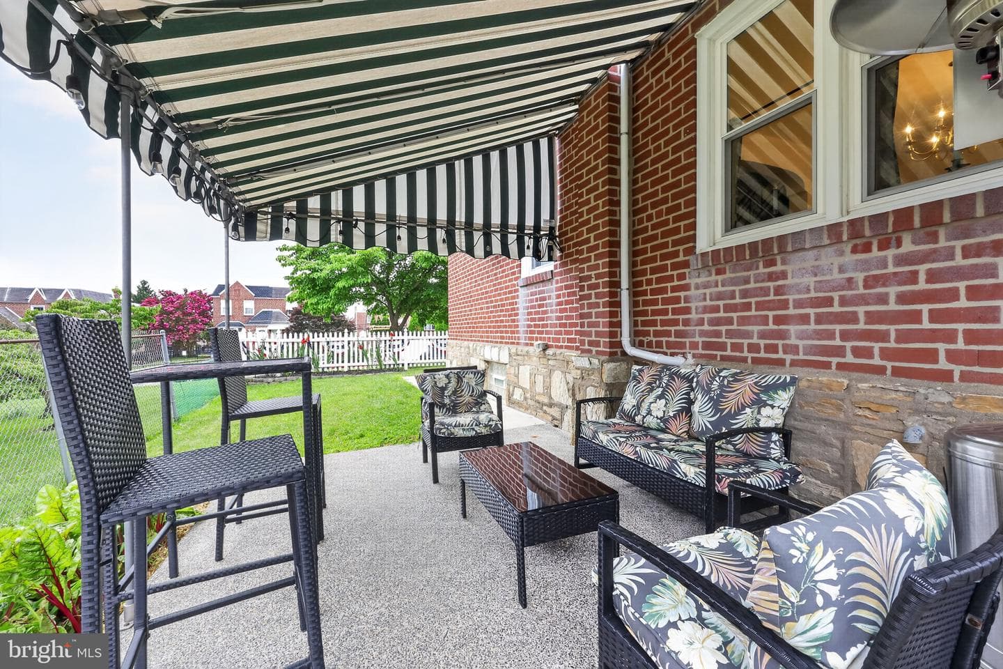 857 Glenn Street photo 4