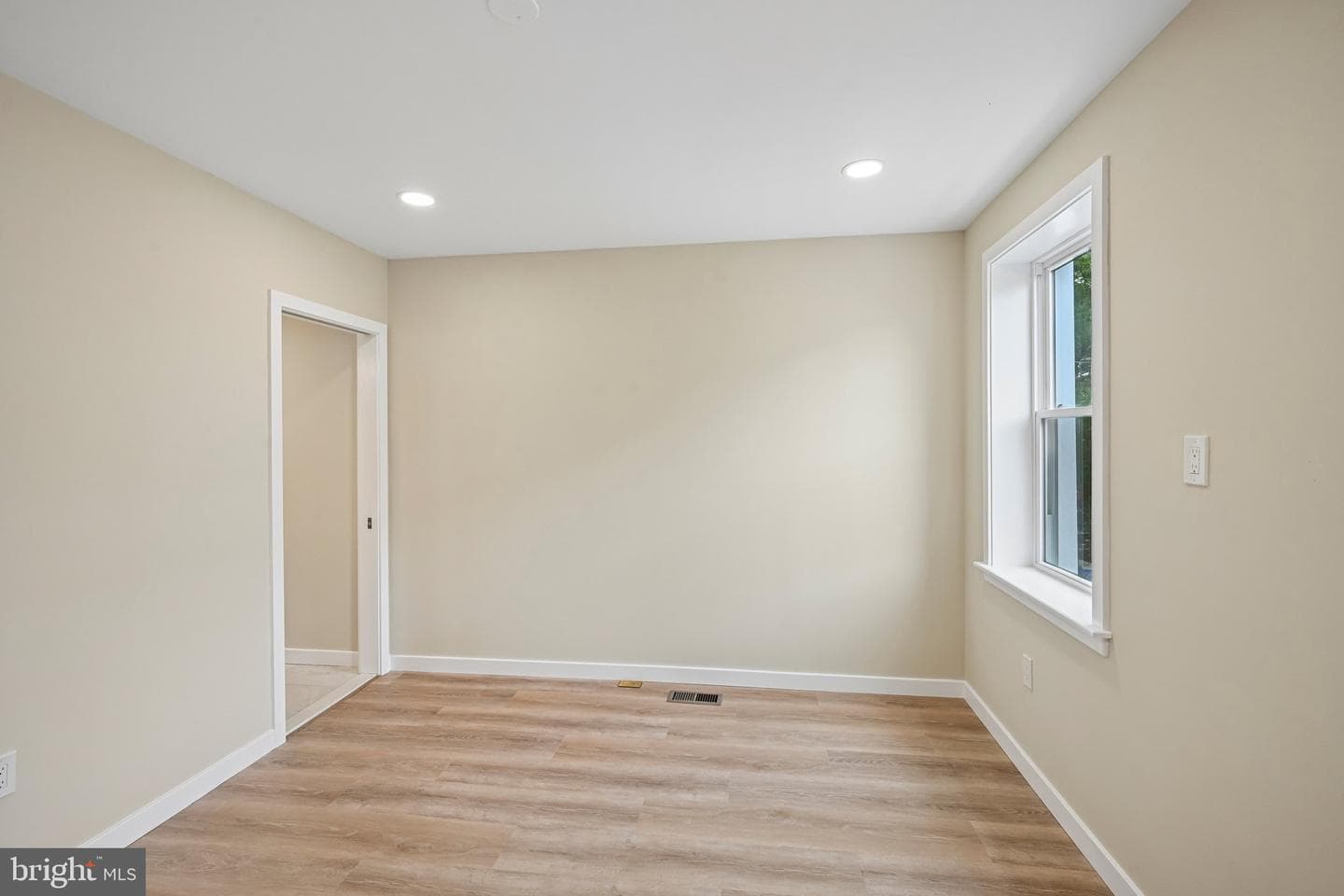 848 N Uber Street photo 10