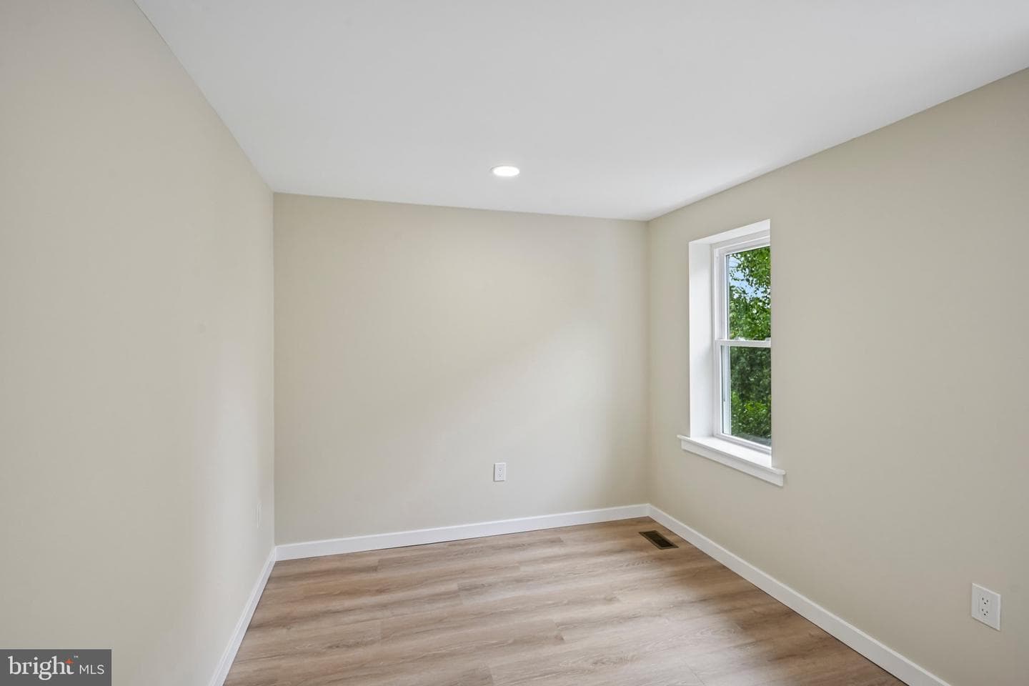 848 N Uber Street photo 16
