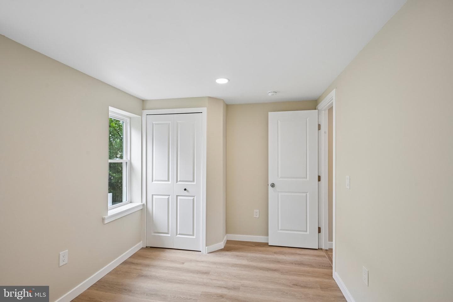 848 N Uber Street photo 17