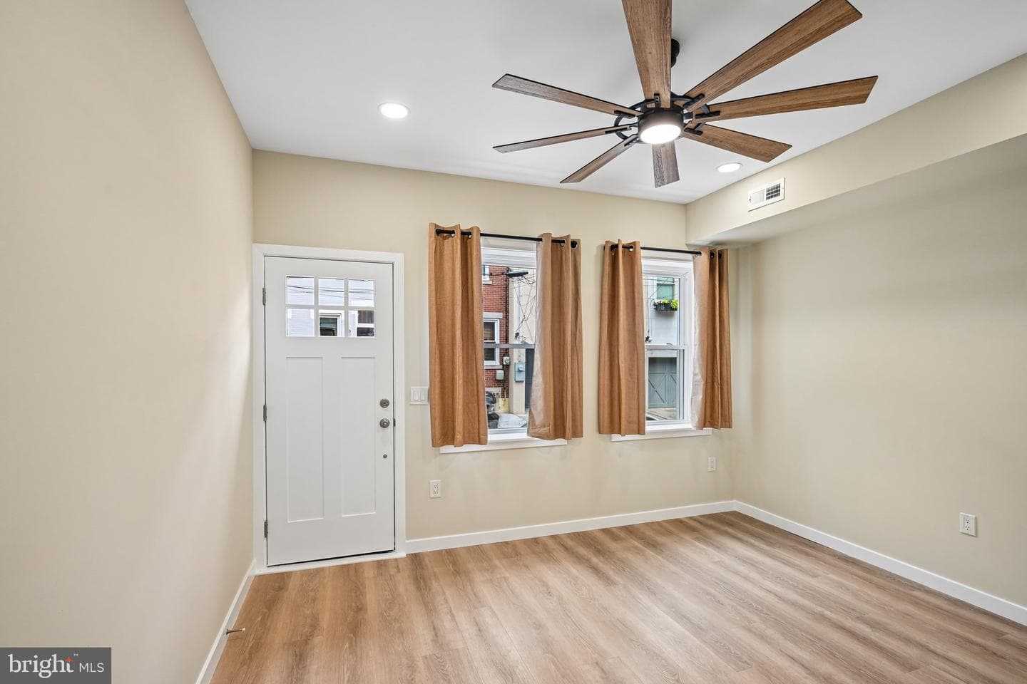 848 N Uber Street photo 2