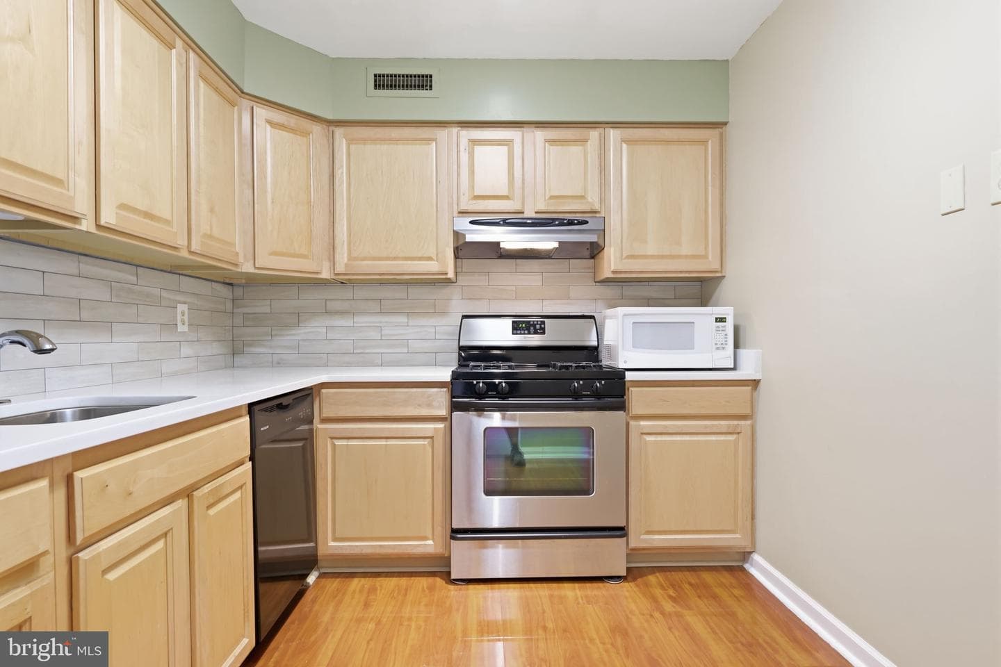 55204 Delaire Landing Road #204 photo 10